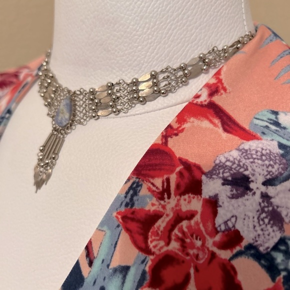 Stunning silver choker style necklace. Perfect accent piece for any outfit! - Picture 4 of 11